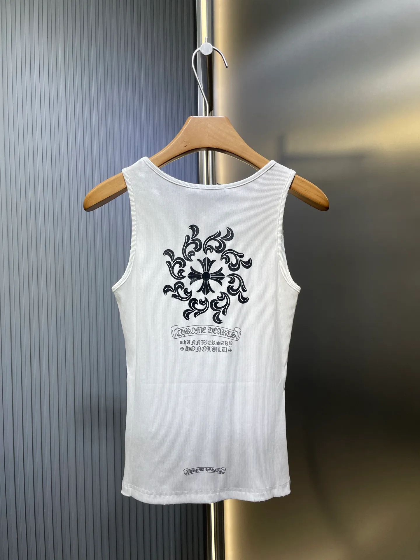 🅿️230 Come Hearts*🌟【Top replica】Cro Heart 25 new cross Sanskrit printed knitted vest. Made of high-weight imported yarn and high-elastic thread fabric. The body is designed with line splicing. The elasticity and slimming effect are particularly obvious. Minimalist style. The texture is online. Relaxed and comfortable. Wear alone or layered to have different styles. A must-have for everyone. Size: S/M/L
